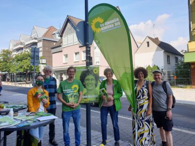 GRÜNE Niederkassel mit Lisa Anschütz vor dem Biomarkt in Niederkassel. Foto Stephanie Mendl