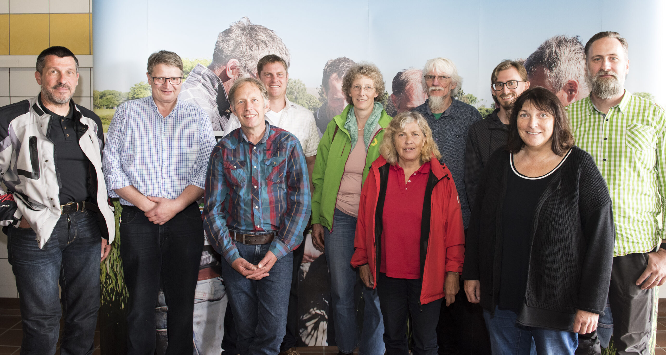 Zufriedene Gesichter nach einem guten Gespräch. GRÜNE Direktkandidatin Lisa Anschütz mit Mitgliedern von DRÜBER UND DRUNTER sowie der GRÜNEN Niederkassel auf dem Geflügelhof Wirtz-Telohe. Foto: Jürgen Lowis