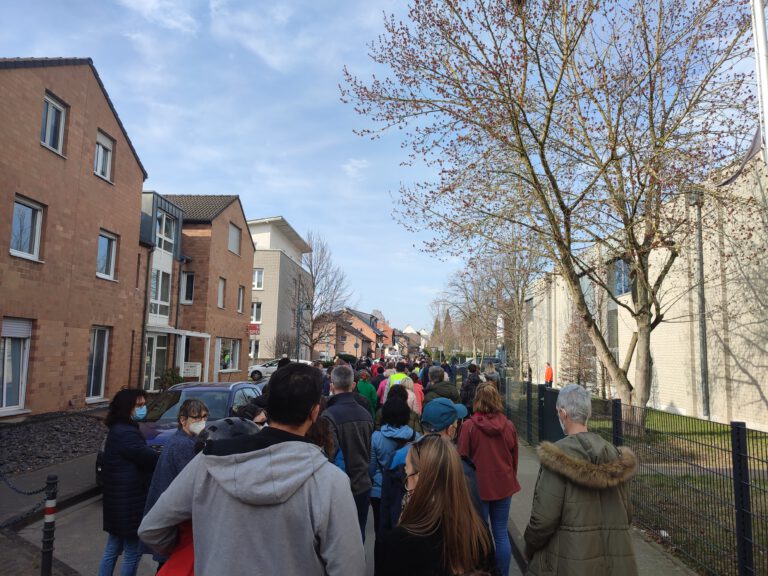 13.3.2022: Tag der Proteste – auch in Niederkassel 250 Menschen beim stillen Friedensmarsch dabei