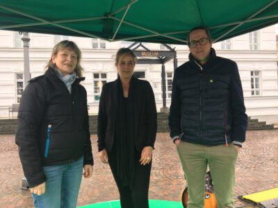 Wahlkampf im Regen - Niederkasseler Stadträtin Stephi Mendl, GRÜNE Spitzenkandidation Mona Neubaur und Direktkandidat Thomas Huwer, Siegburg, 220331