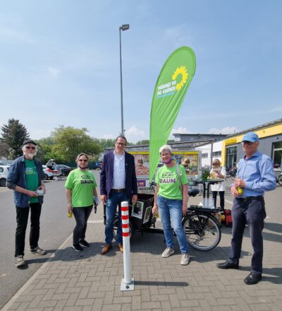 Thomas Huwer (3. v. li.) beim Infostand der GRÜNEN im Gespräch mit Müttern der Laurentiusschule in Mondorf.