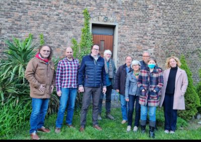 Landtagskandidat Thomas Huwer (3. von re.) nach dem Austausch mit der Bürgerinitiative gegen Ethylenoxid und Niederkasseler GRÜNEN vor dem Benefizium in Lülsdorf.