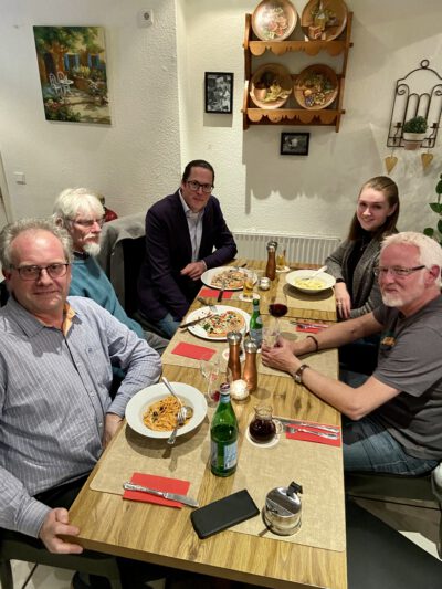 Pizza, Pasta und Politik. Dr. Peter Lorscheid (ADFC Bonn/Rhein-Sieg), Ulrich Buchholz (GRÜNE Ndk.), Landtagskandidat Thomas Huwer, Rebecca Peters (ADFC Bundesvorsitzende), Ralf Droske (GRÜNE Ndk.) beim geselligen Austausch über Radpolitik.