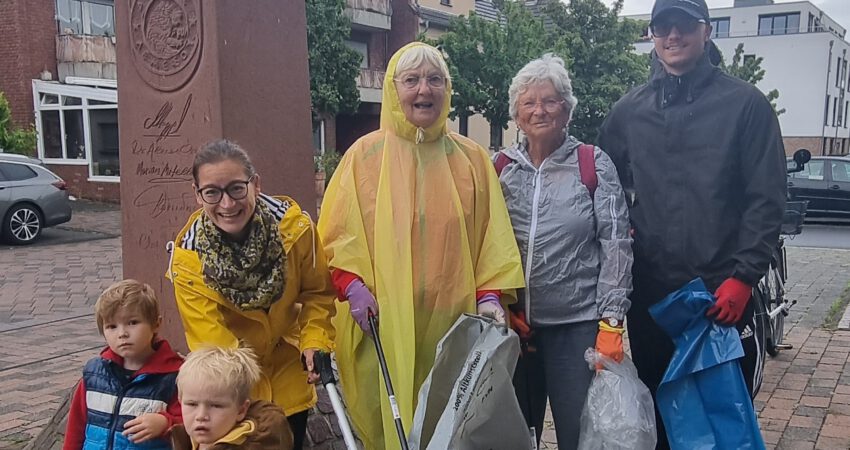 Jung und Alt kamen zum Rathaus zum Müllsammeln am Rhein