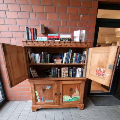 Spannende Bücher sind schon im Schrank gelandet.