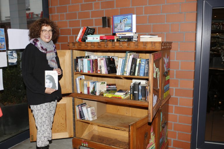 Der Offene Bücherschrank neben dem Eiscafé in Rheidt ist eröffnet!