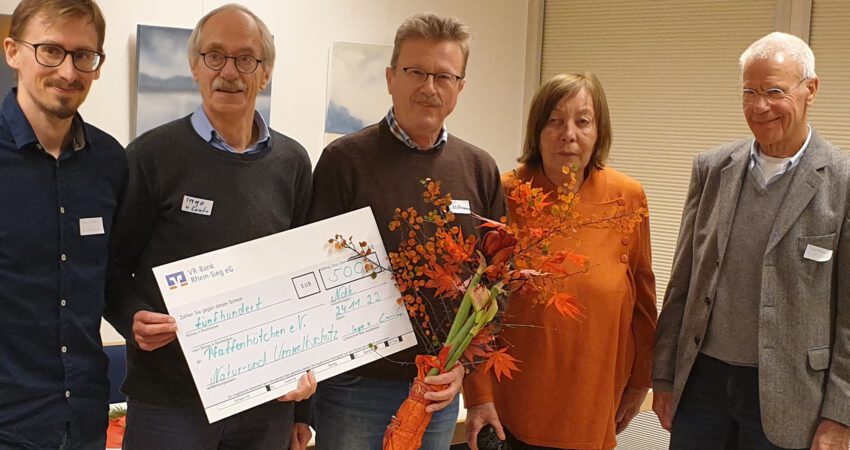 Morten Meyer, Ingo von Conta, Ulrich von Elstermann, Barbara Schlüter, Dankwart Kreikebaum bei der Scheckübergabe (v.l.n.r.)