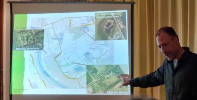Achim Baumgartner vom BUND Rhein-Sieg erklärt gute Projekte des BUND in Niederkassel