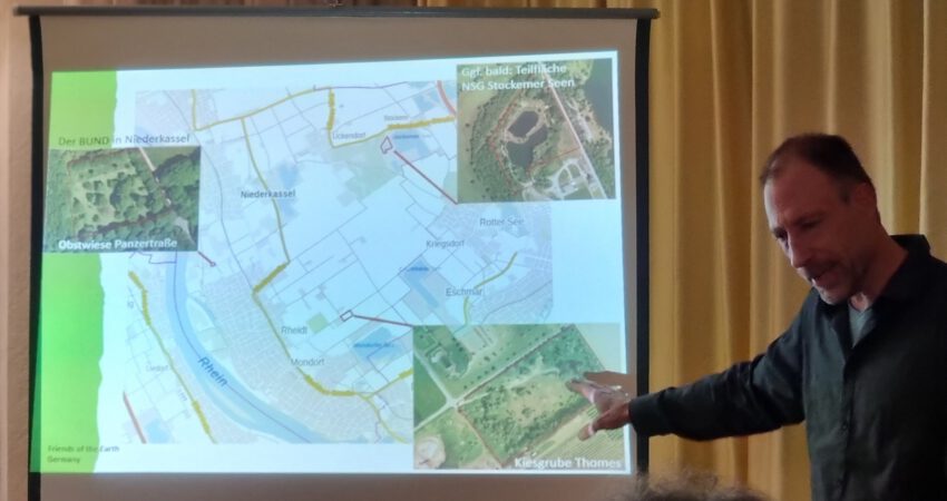 Achim Baumgartner vom BUND Rhein-Sieg erklärt gute Projekte des BUND in Niederkassel