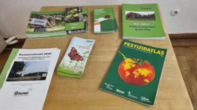 Die BUND-VerteterInnen hatten umfanreiches Material mitgebracht.