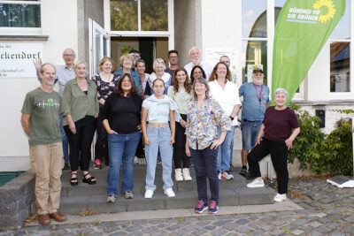 Gruppenbild - vorne in der Mitte Filmemacherin Karin de Miguel Wessendorf und Chayenne, die Profi-Fußballerin werden möchte.