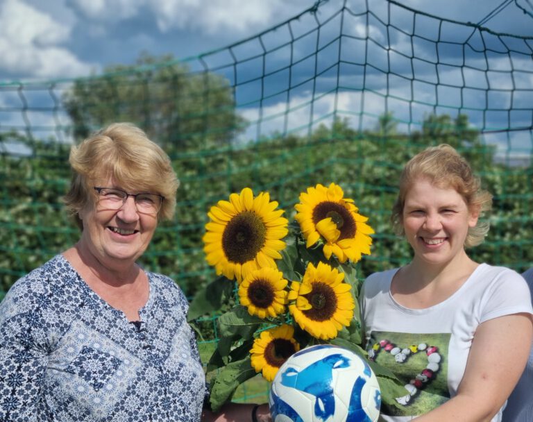 Preisverleihung an Charlotte – die einzige Gewinnerin des grünen Gewinnspiels: „Wer wird 2023 Frauenfußball-Weltmeister?“